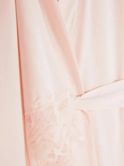 Szlafrok z koronkowym wykończeniem