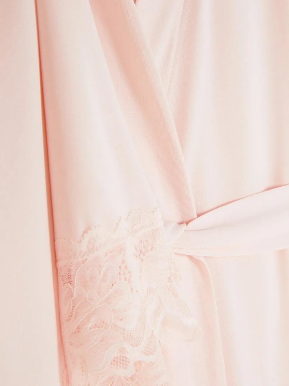 Szlafrok z koronkowym wykończeniem