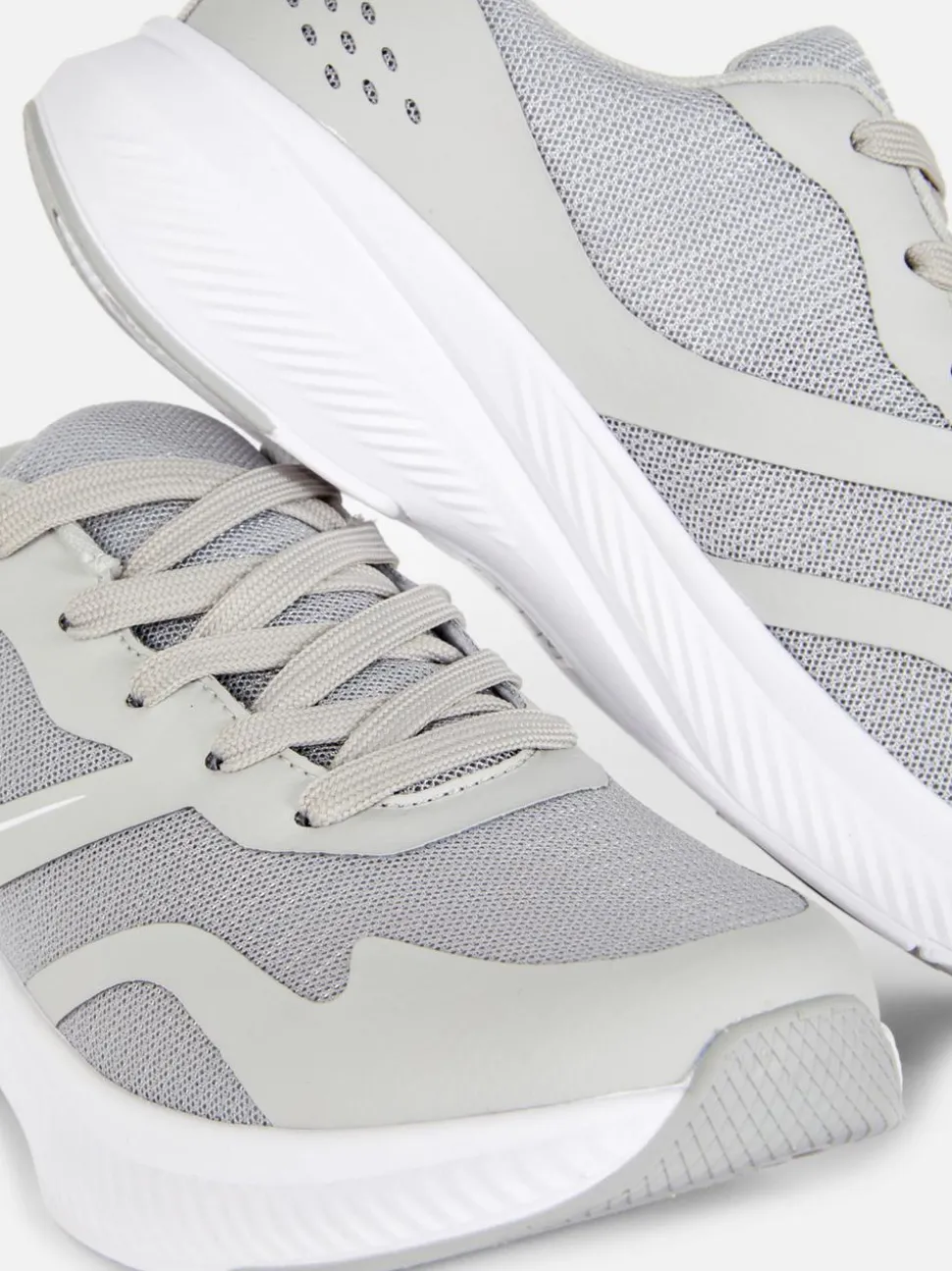 Sznurowane buty sportowe