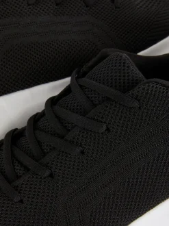 Sznurowane buty sportowe