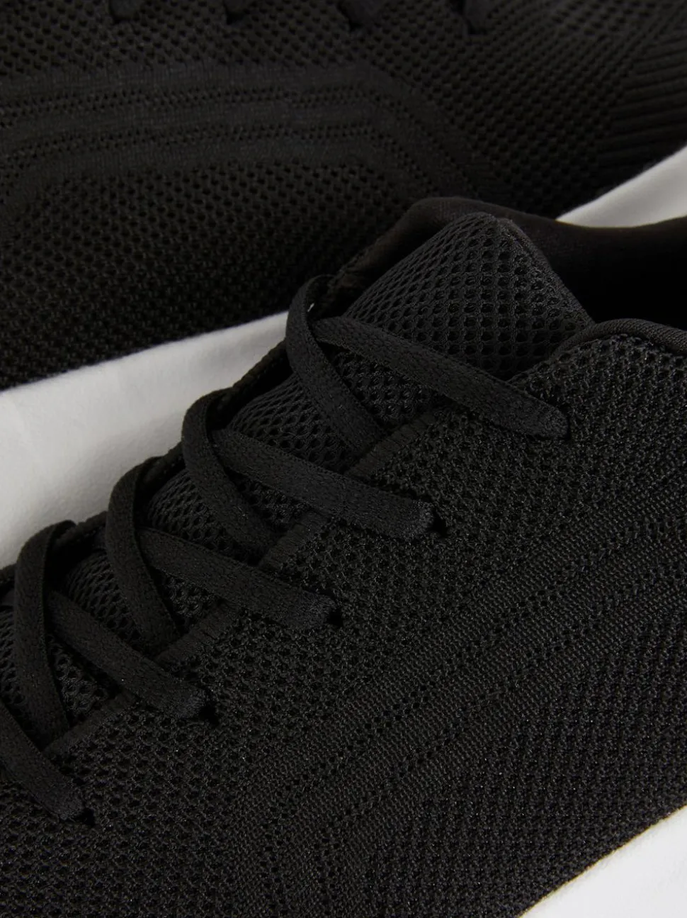 Sznurowane buty sportowe