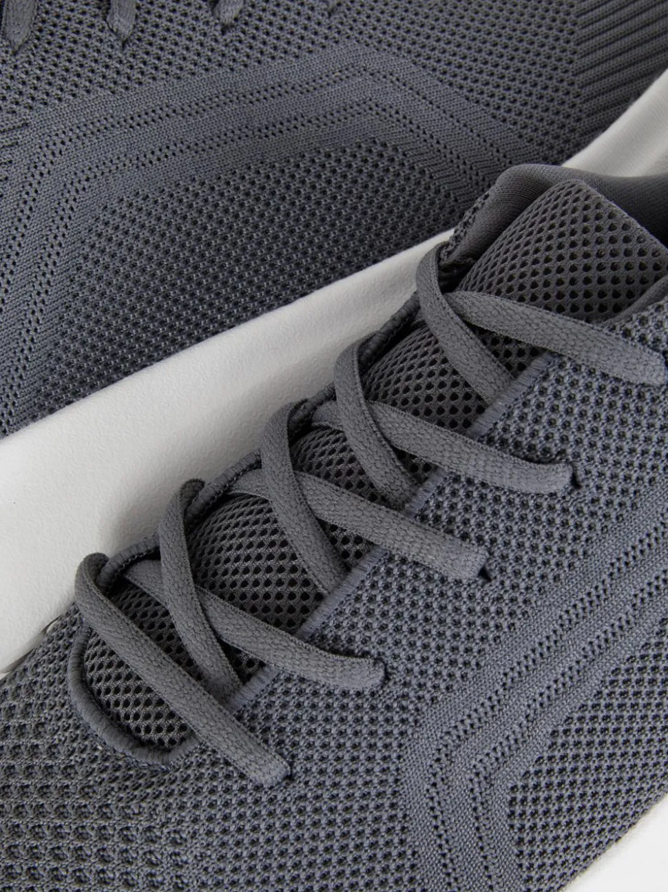 Sznurowane buty sportowe