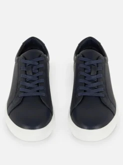 Sznurowane buty sportowe z niską cholewką