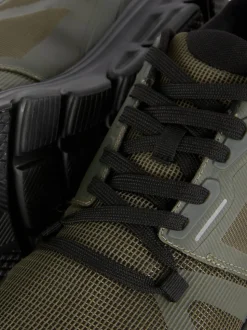 Sznurowane buty sportowe na siłownię