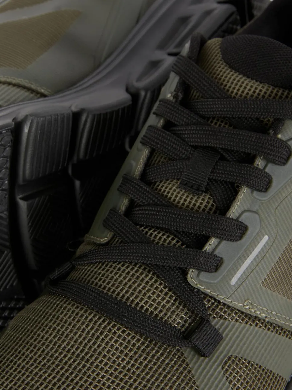 Sznurowane buty sportowe na siłownię