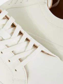 Sznurowane buty sportowe z niską cholewką