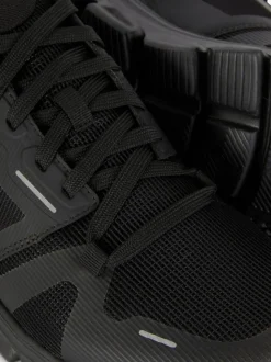 Sznurowane buty sportowe na siłownię