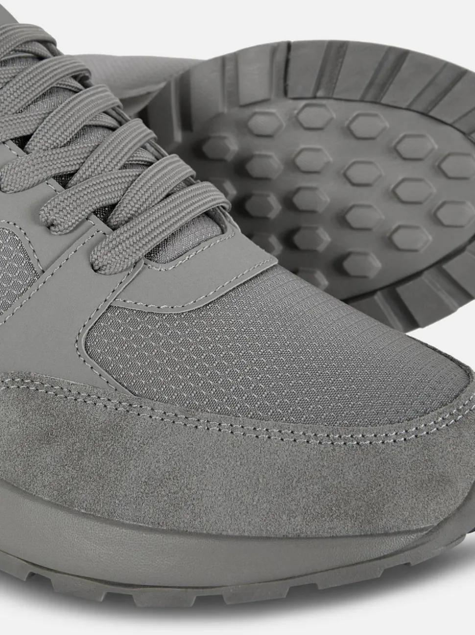 Sznurowane buty sportowe z niską cholewką