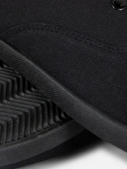 Sznurowane płócienne tenisówki