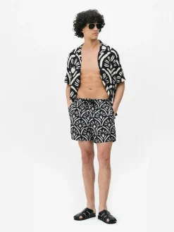 Szorty kąpielowe w abstrakcyjny wzór ze sznurkiem