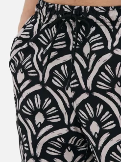 Szorty kąpielowe w abstrakcyjny wzór ze sznurkiem