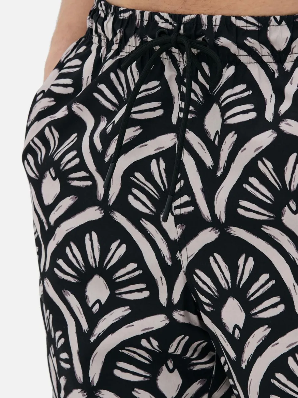 Szorty kąpielowe w abstrakcyjny wzór ze sznurkiem