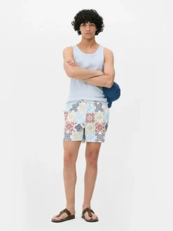 Szorty kąpielowe ze sznurkiem i mozaikowym motywem