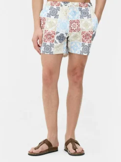 Szorty kąpielowe ze sznurkiem i mozaikowym motywem