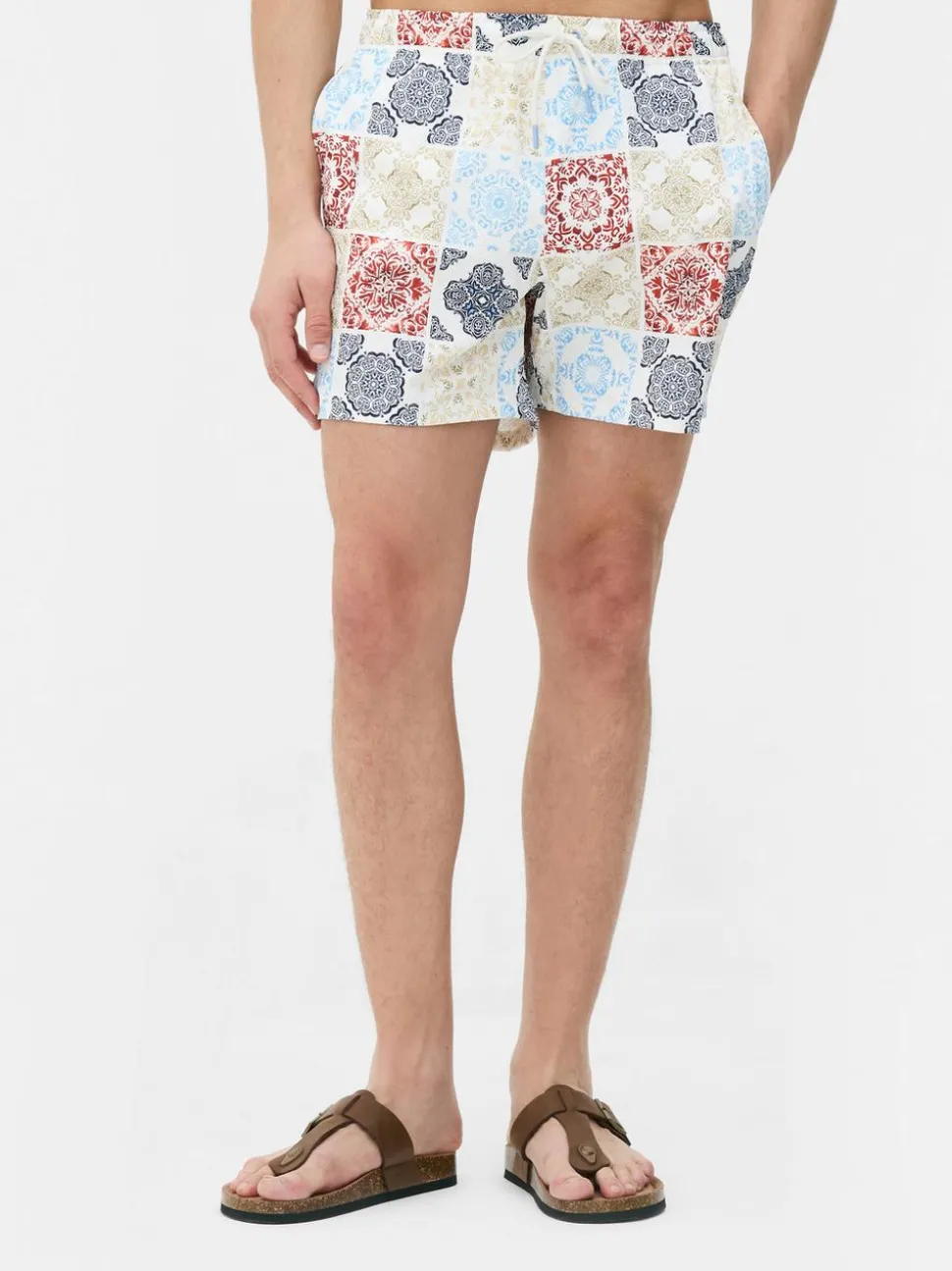 Szorty kąpielowe ze sznurkiem i mozaikowym motywem