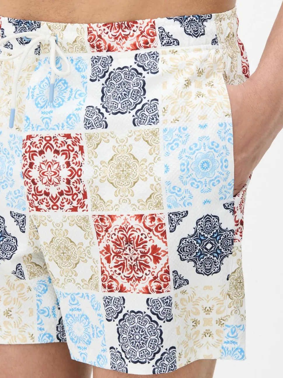 Szorty kąpielowe ze sznurkiem i mozaikowym motywem