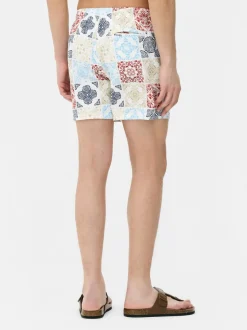 Szorty kąpielowe ze sznurkiem i mozaikowym motywem