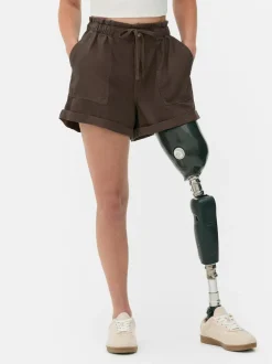 Szorty na co dzień wiązane w pasie