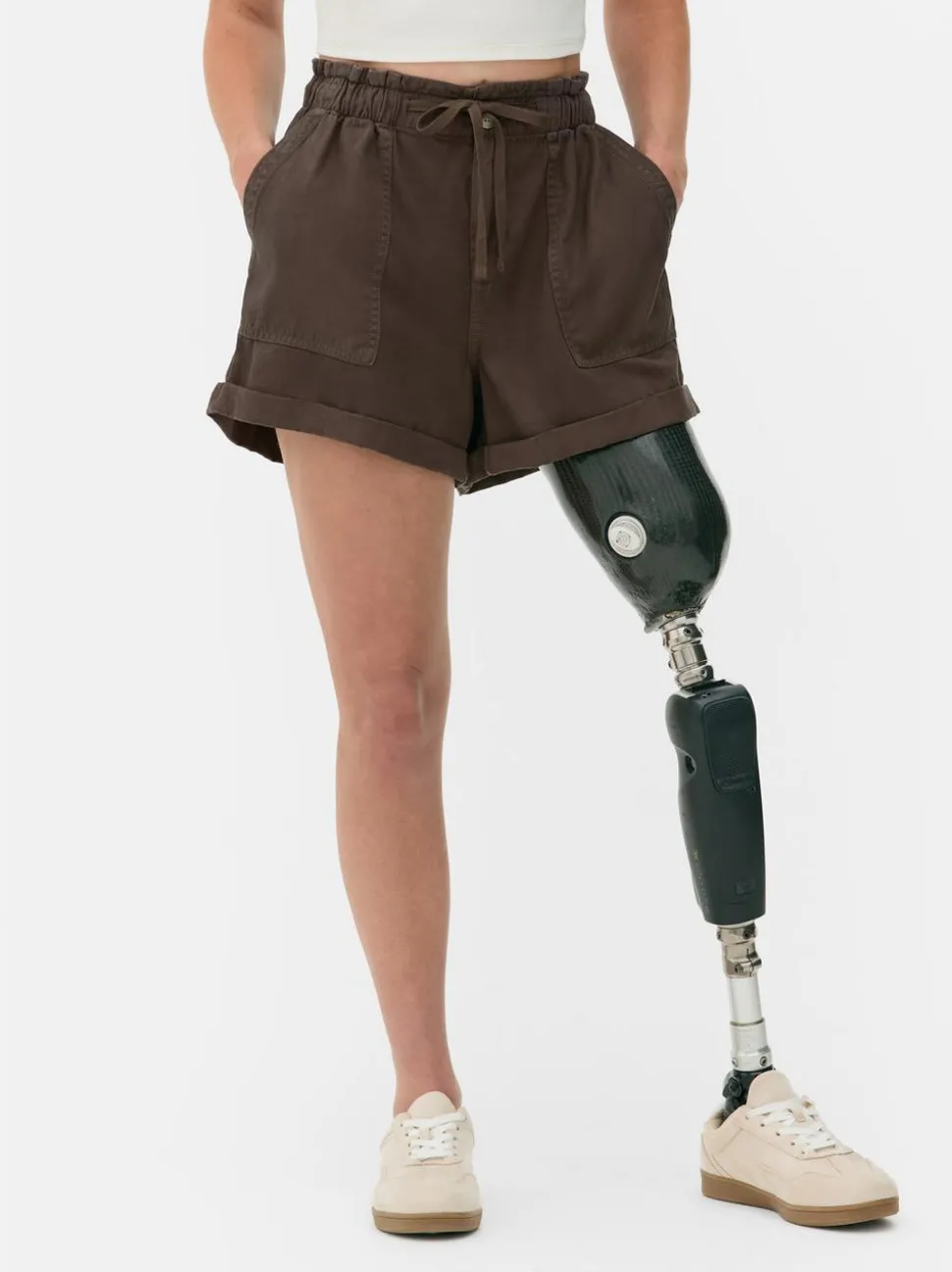 Szorty na co dzień wiązane w pasie