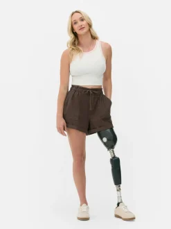 Szorty na co dzień wiązane w pasie