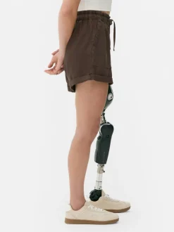 Szorty na co dzień wiązane w pasie