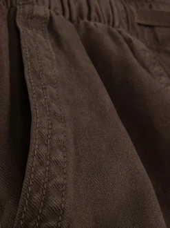 Szorty na co dzień wiązane w pasie