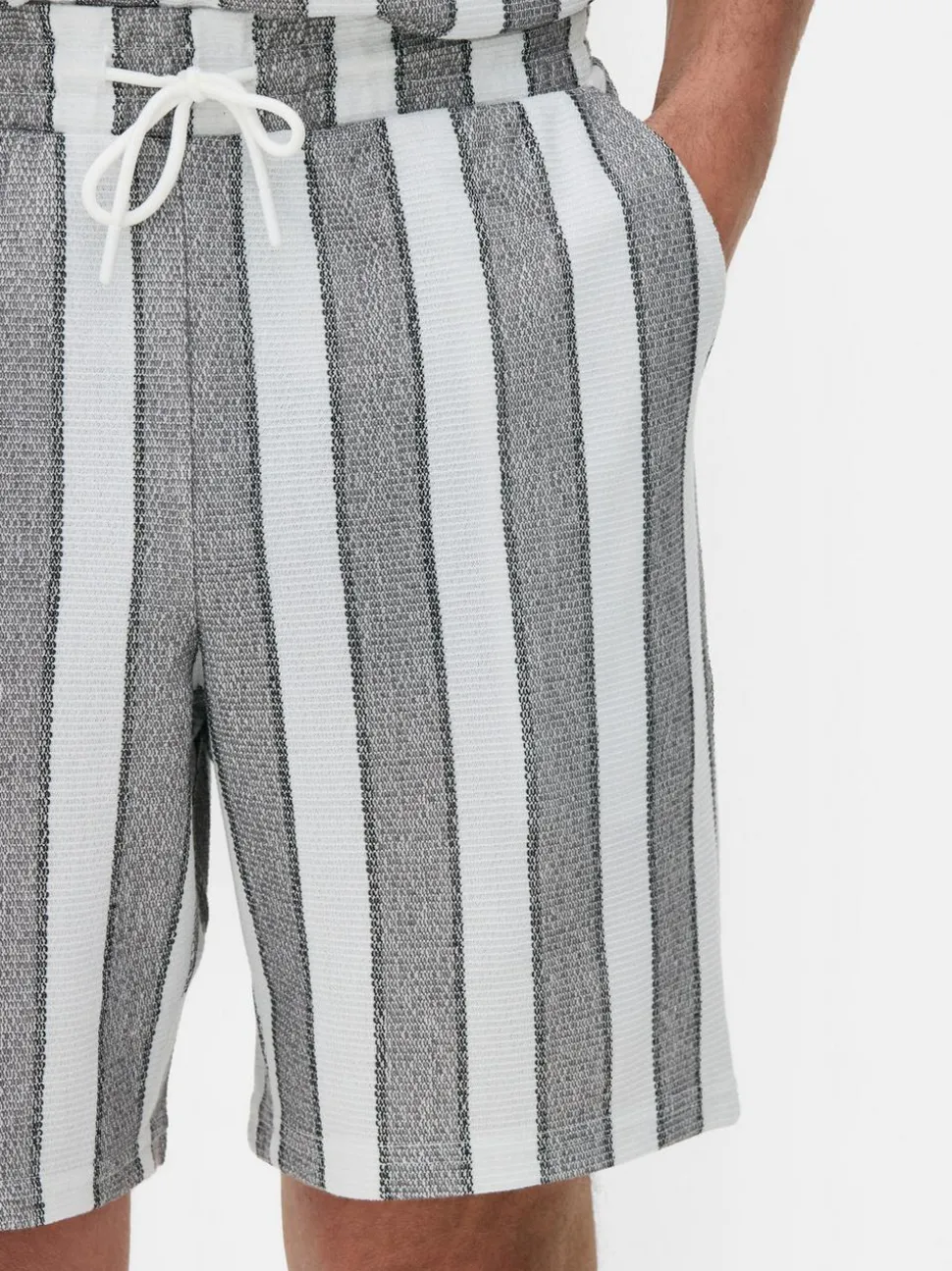 Szorty w paski ze sznurkiem w talii