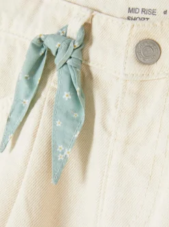 Szorty z przywiązaną apaszką