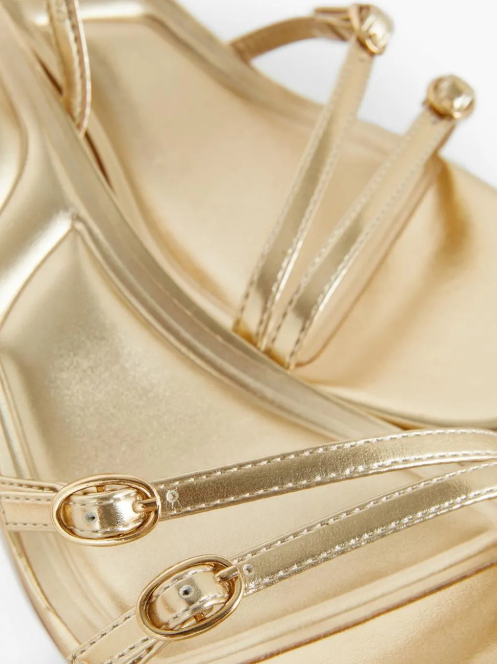 Szpilki z tylnym paskiem i obcasem typu kaczuszka