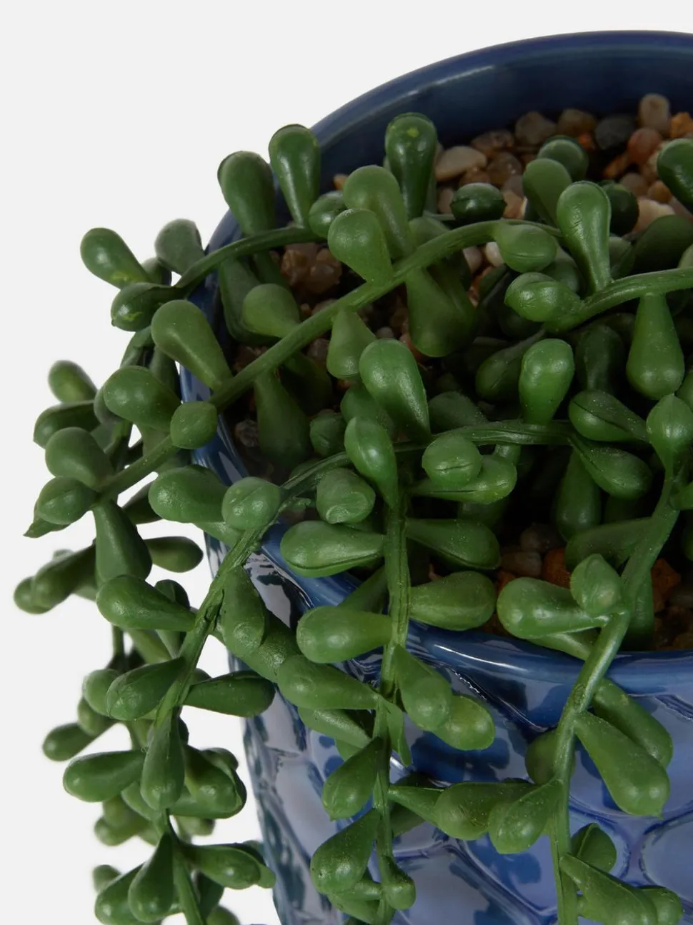 Sztuczna roślina pnąca w ceramicznej doniczce