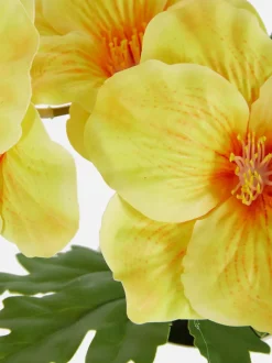 Sztuczny kwiat w plastikowej doniczce