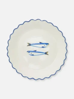 Talerz z pofalowaną krawędzią i motywem sardynek