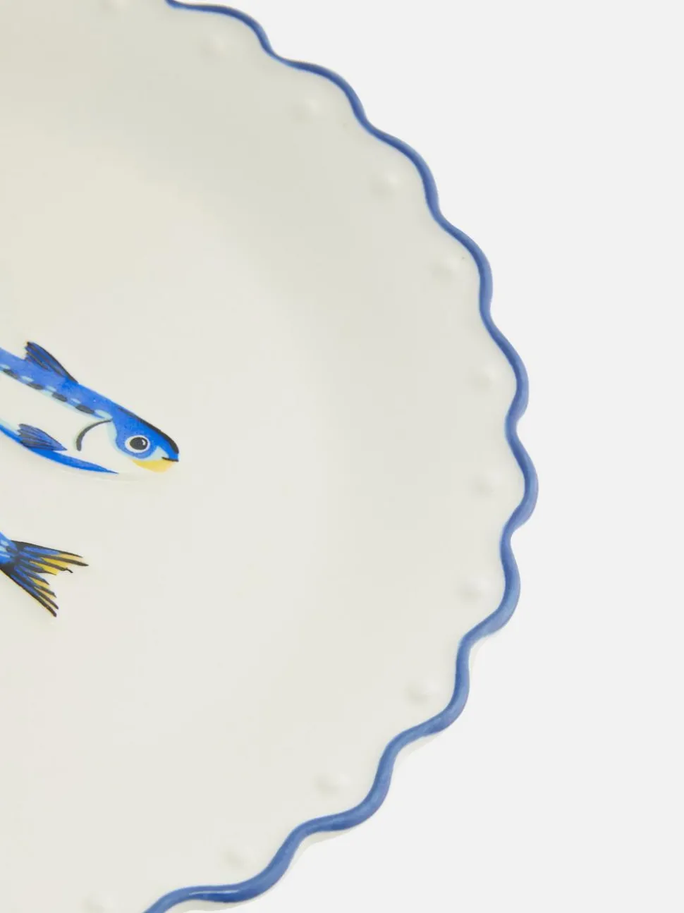 Talerz z pofalowaną krawędzią i motywem sardynek