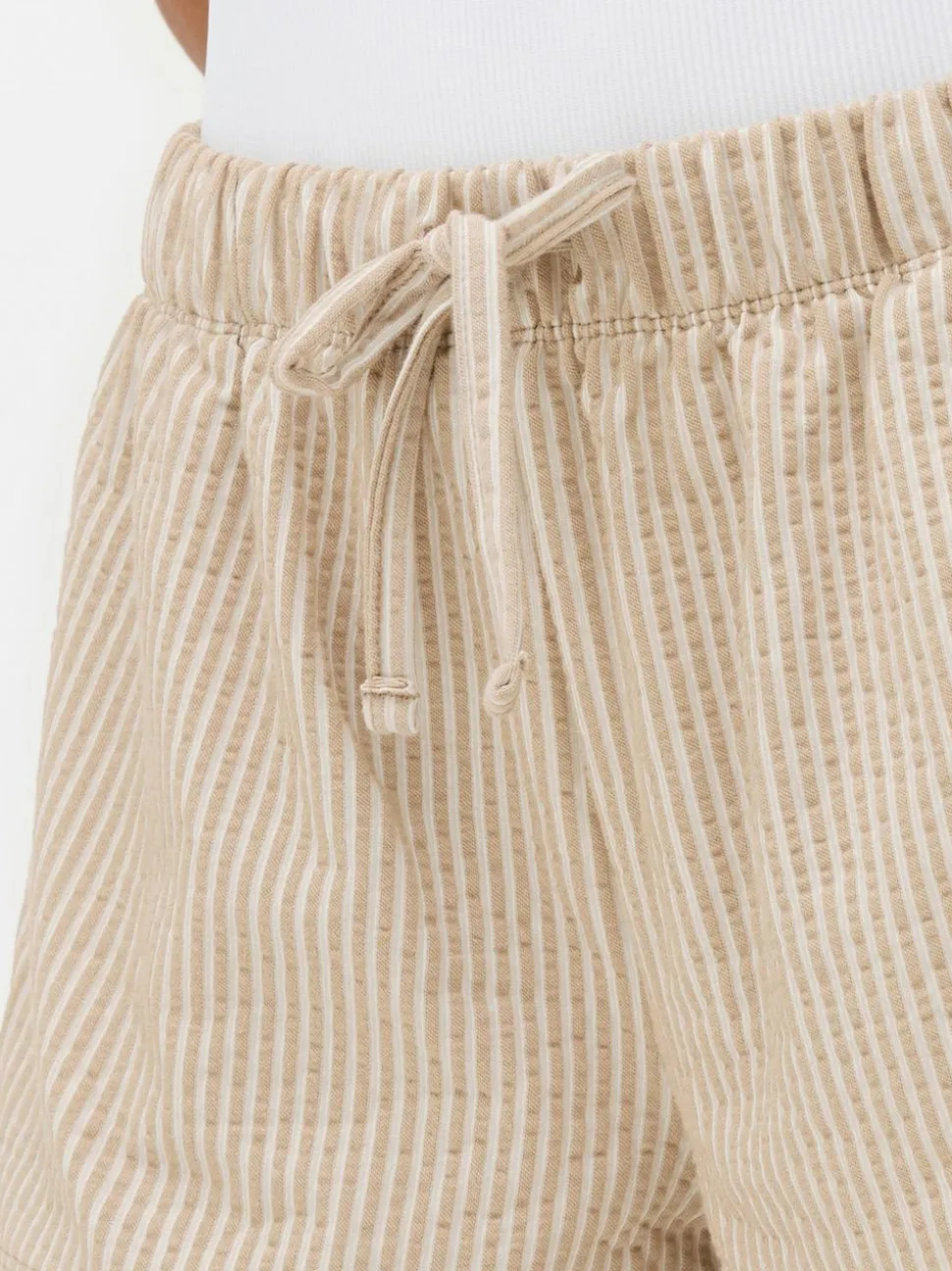 Teksturowane szorty w paski