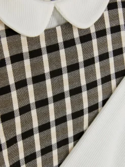 Top z kołnierzykiem i sukienka ogrodniczka w kratę