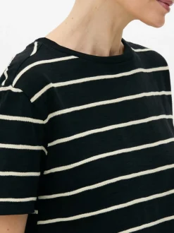 Top z krótkim rękawem i teksturowanymi paskami