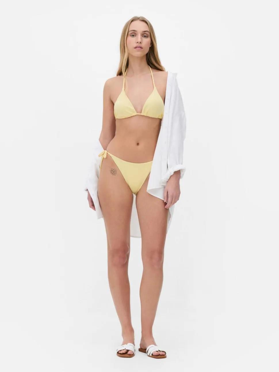 Trójkątna prążkowana góra od bikini