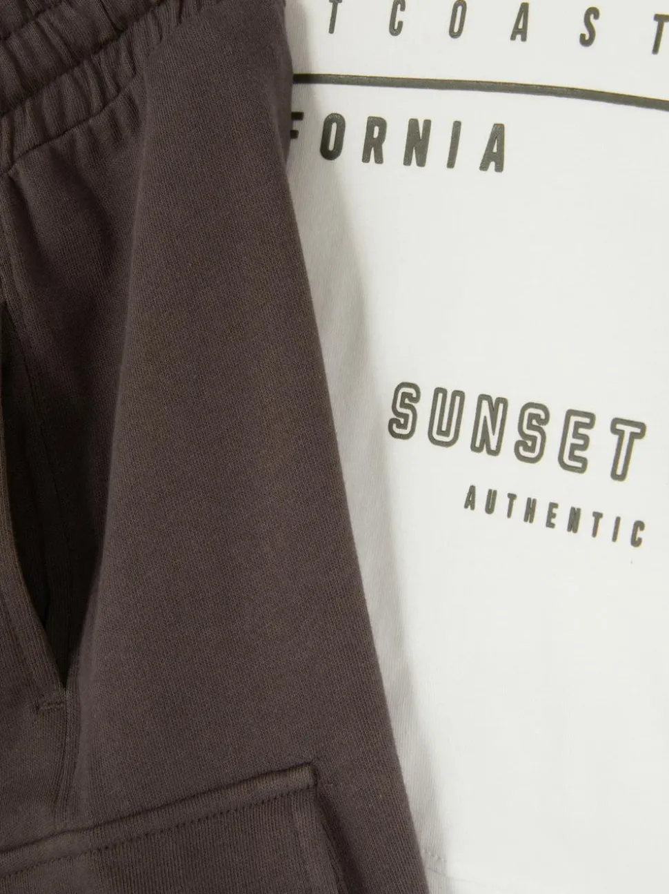 T-shirt i spodenki bojówki z napisem Los Angeles