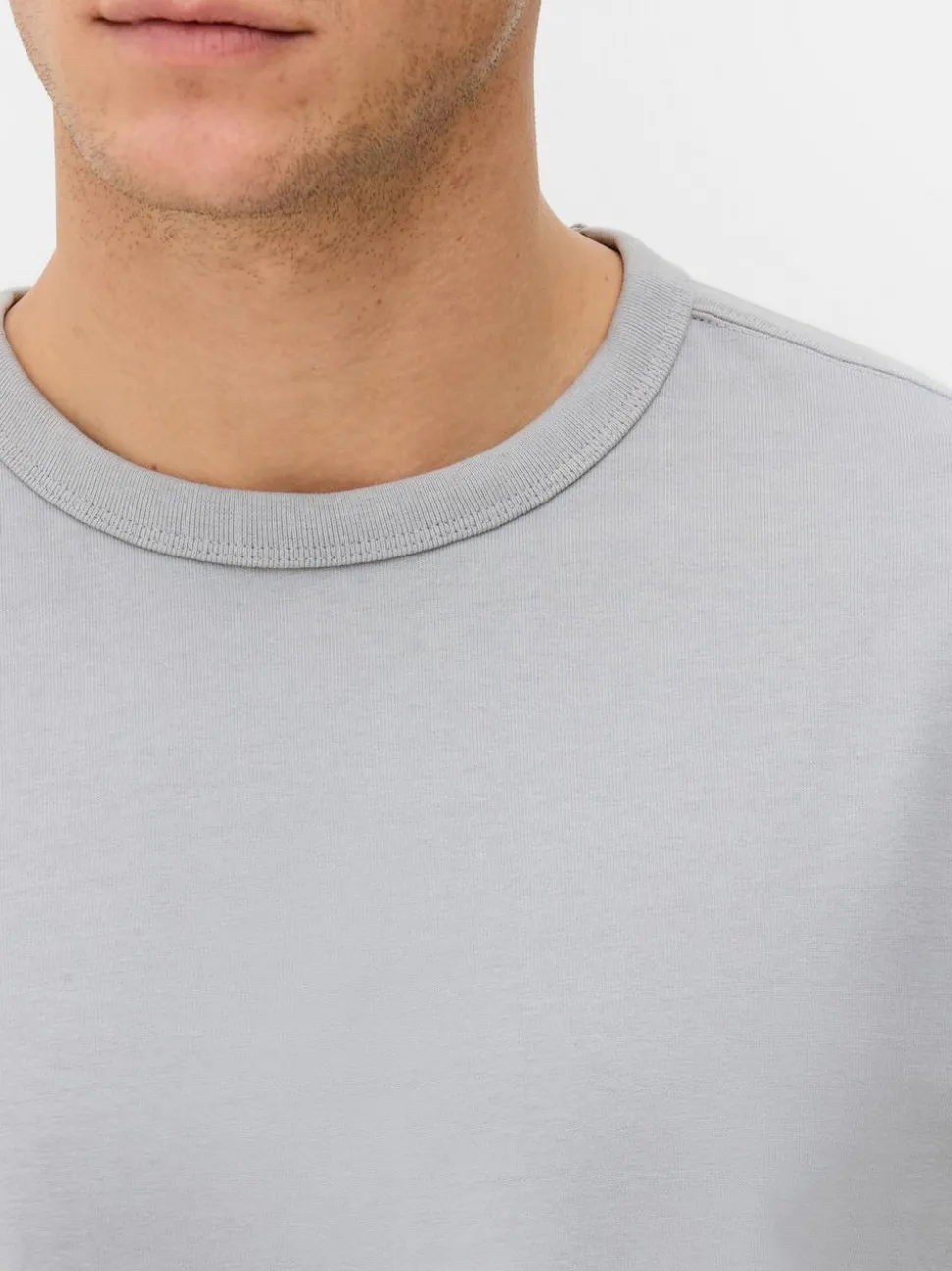 T-shirt o luźnym kroju