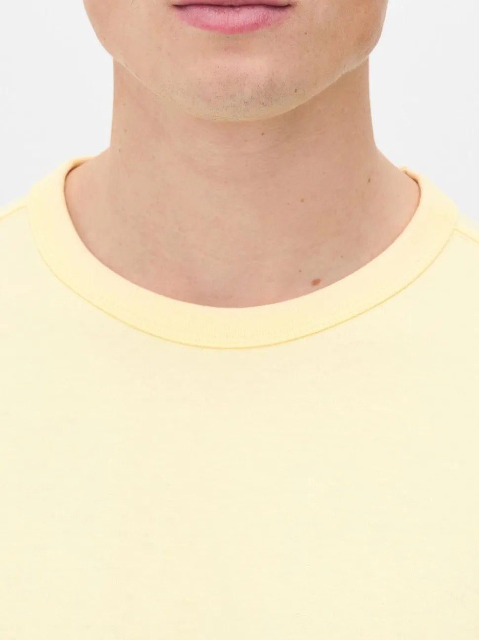 T-shirt o luźnym kroju