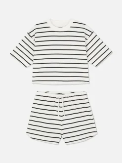 T-shirt o pudełkowym kroju i szorty w paski