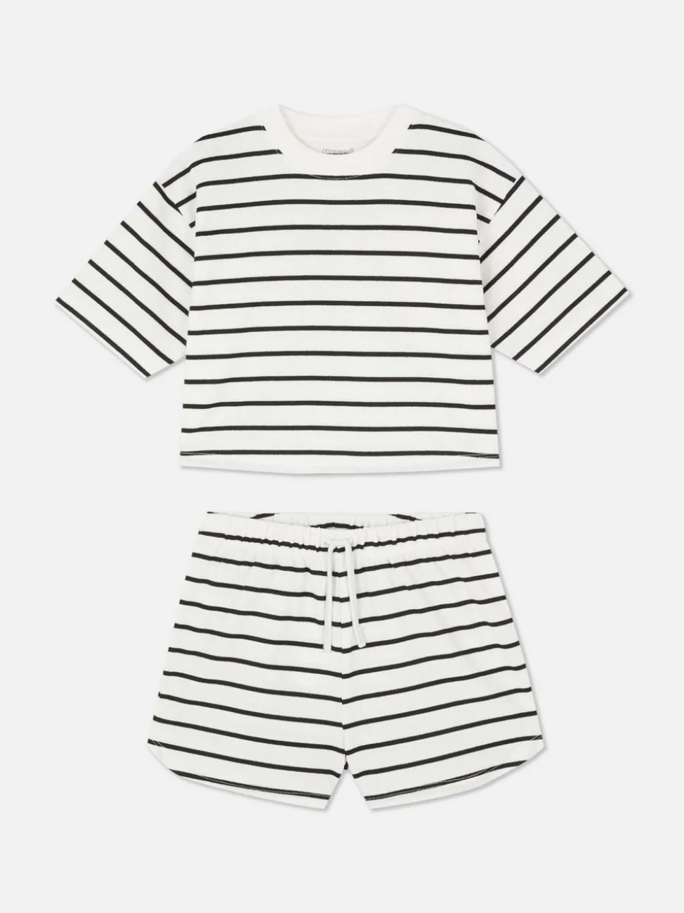 T-shirt o pudełkowym kroju i szorty w paski