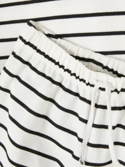 T-shirt o pudełkowym kroju i szorty w paski