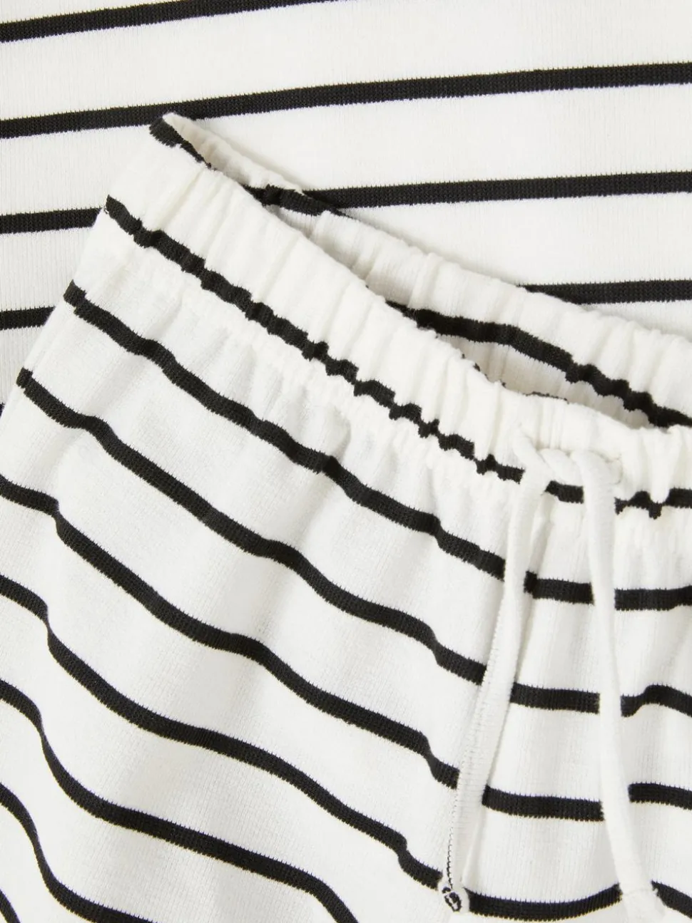 T-shirt o pudełkowym kroju i szorty w paski