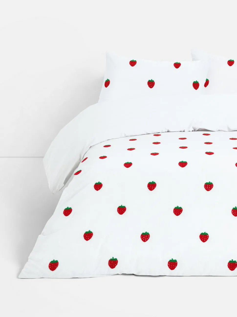 Tuftowana pościel w truskawki w rozmiarze king