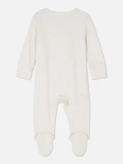 Tuftowane śpioszki z napisem Born in 2025