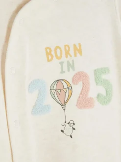 Tuftowane śpioszki z napisem Born in 2025