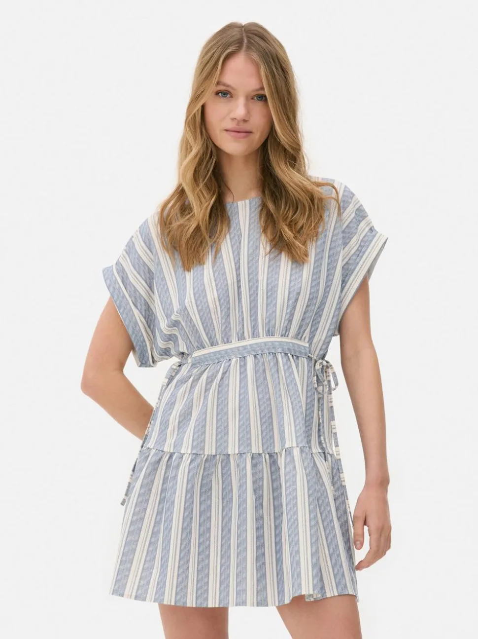 Warstwowa sukienka mini z falbaną