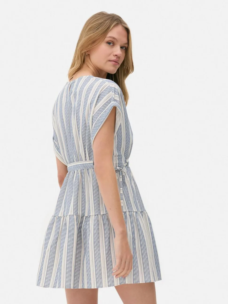 Warstwowa sukienka mini z falbaną