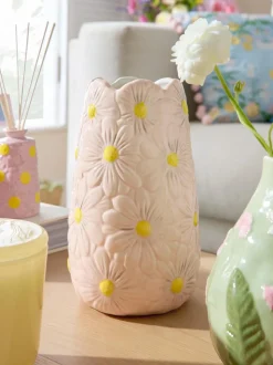 Wazon z wytłoczonym wzorem w kwiaty